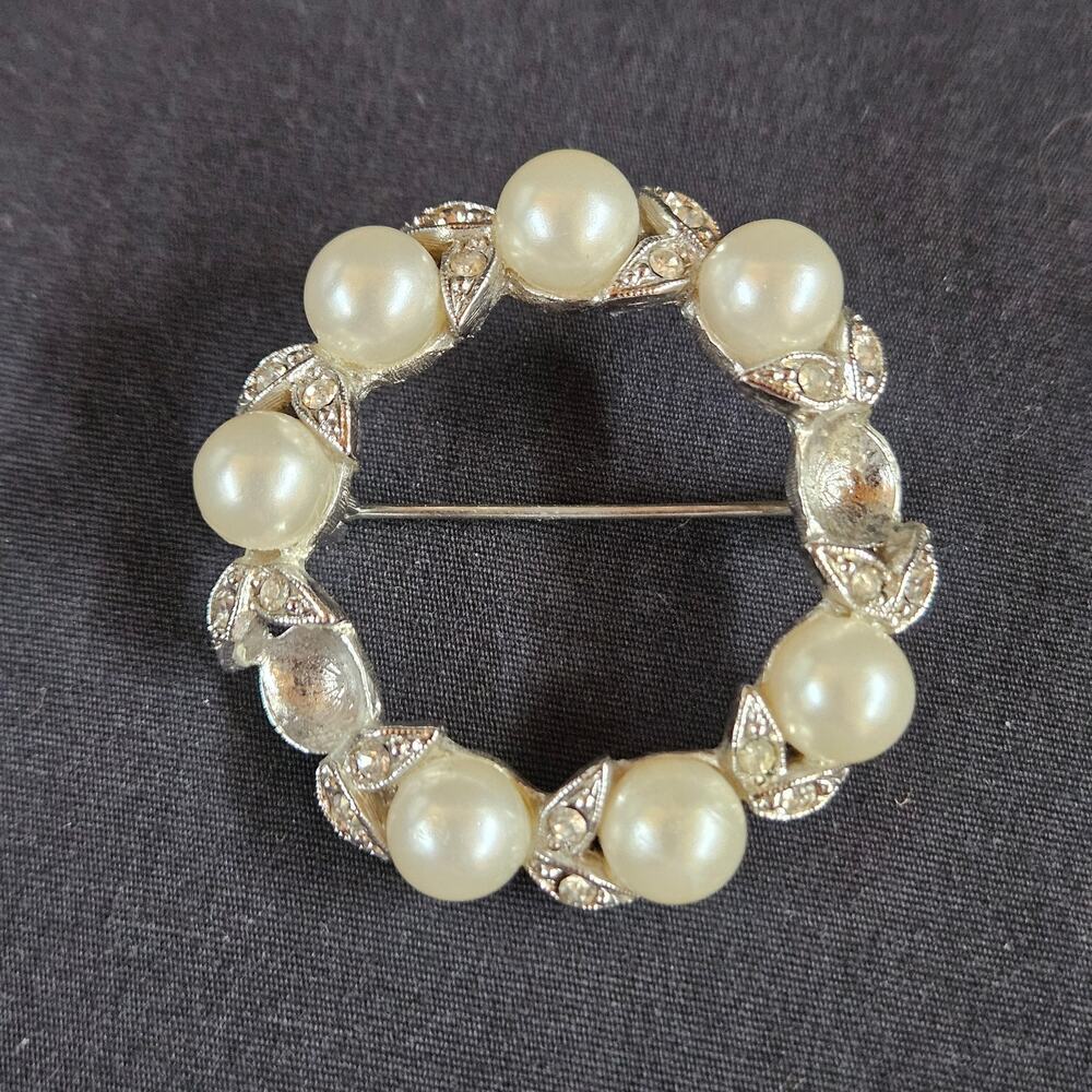 Vintage Faux Pearl Rhinestone‎ Circle Wreath Silver Tone Brooch Pin